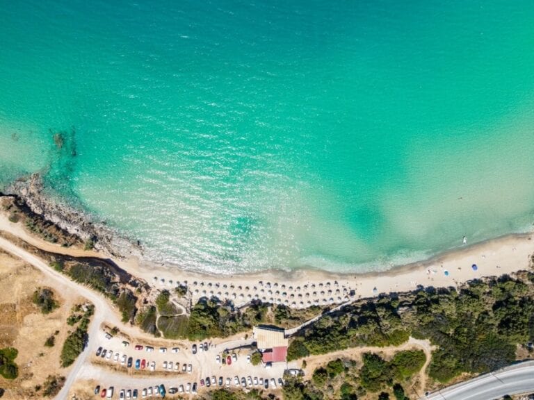 Foto aerea della spiaggia di Voulisma