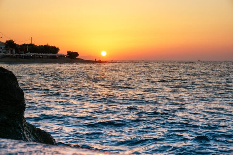 Coucher de soleil à la plage d'Anissaras Crète