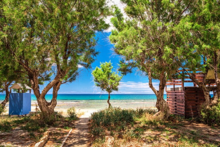 Plage de sable à Anissaras