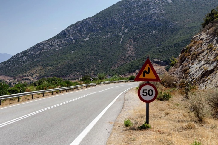 Geschwindigkeitsbegrenzungsschild auf Kreta, Griechenland