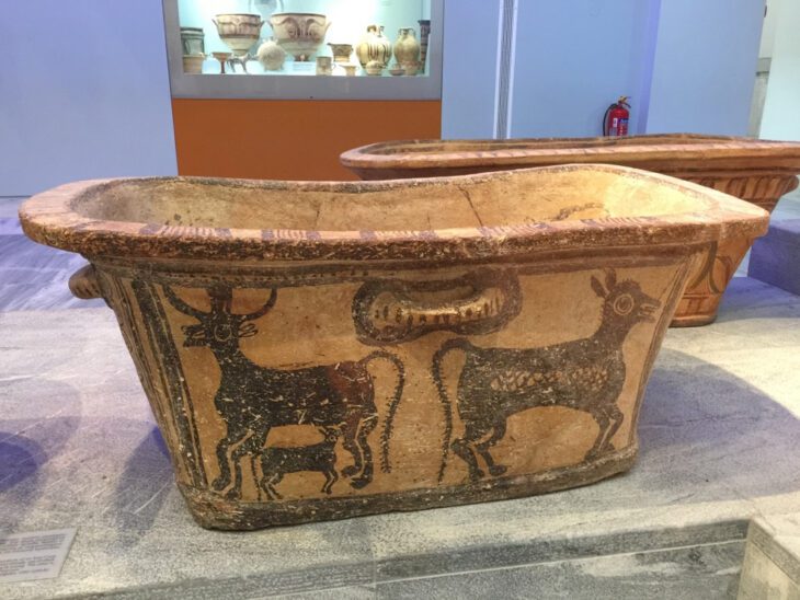 Historický sarkofág v Archeologickém muzeu v Heraklionu na Krétě