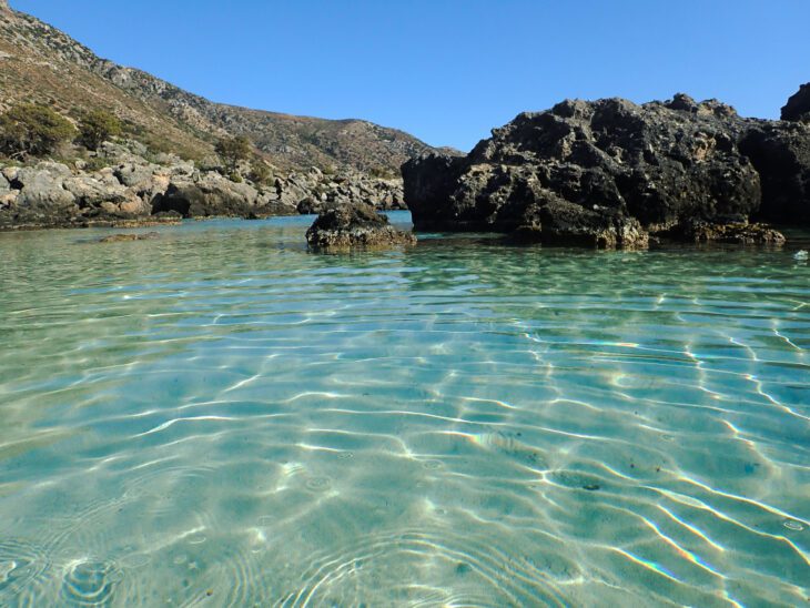 Gewässer am Strand von Kedrodasos auf Kreta