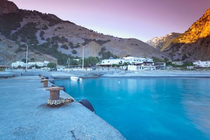 Hafen in der Abenddämmerung in Agia Roumeli Kreta