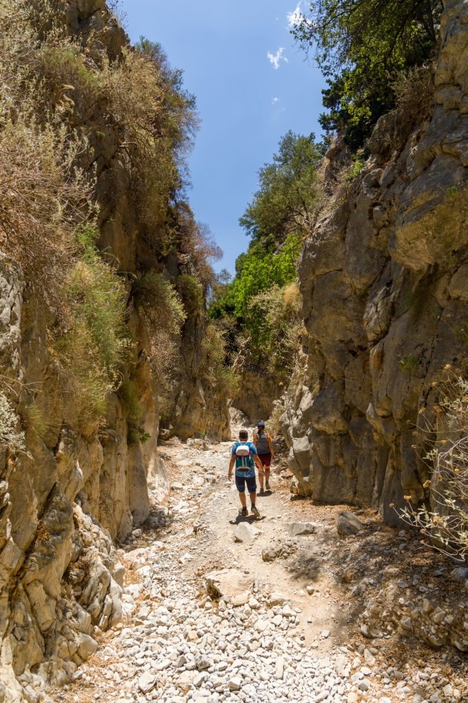 Wanderer erkunden die engen Schluchten und das Gelände der Imbros-Schlucht