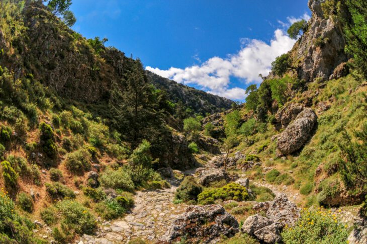 Rotspad dat door de Imbros-kloof leidt