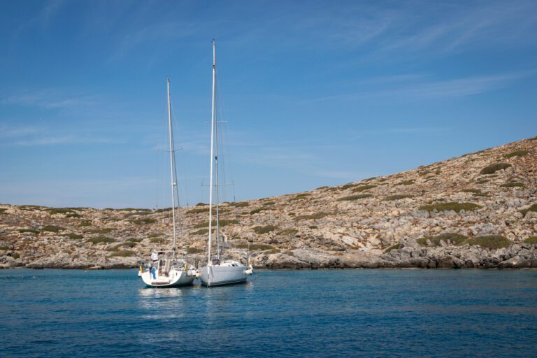Voiliers sur l'île de Dia