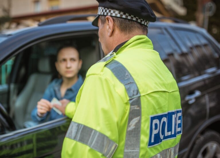 Agente di polizia che effettua un controllo stradale