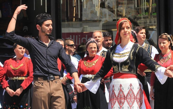 Dansers voeren een traditionele Kretenzische dans uit