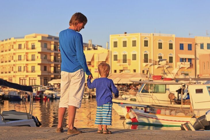 Vater und Sohn auf dem Kai auf Kreta