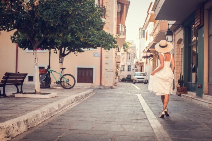 Meisje dat alleen reist in Rethymno Kreta