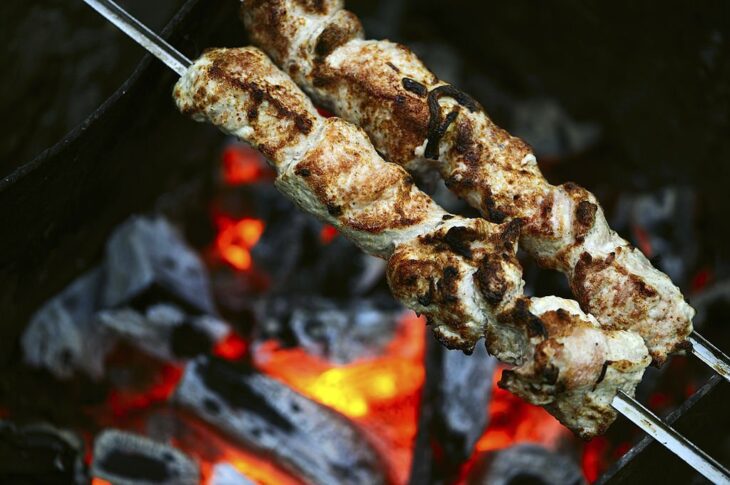 Griekse souvlaki op de grill