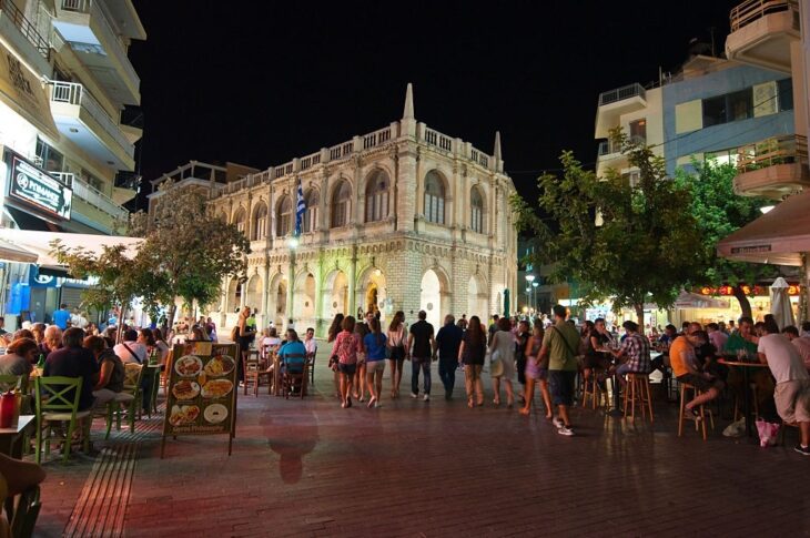 Nachtleven op het Leeuwenplein in Heraklion