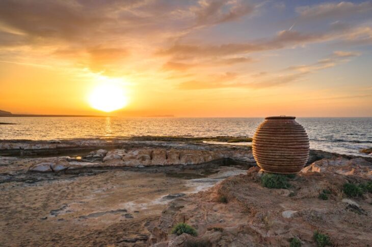 Duży dzban o zachodzie słońca na plaży Potamos w Malia, Kreta, Grecja.