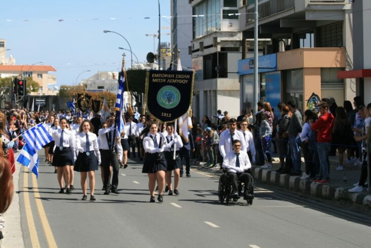 Schoolkinderen paraderen op de Griekse onafhankelijkheidsdag