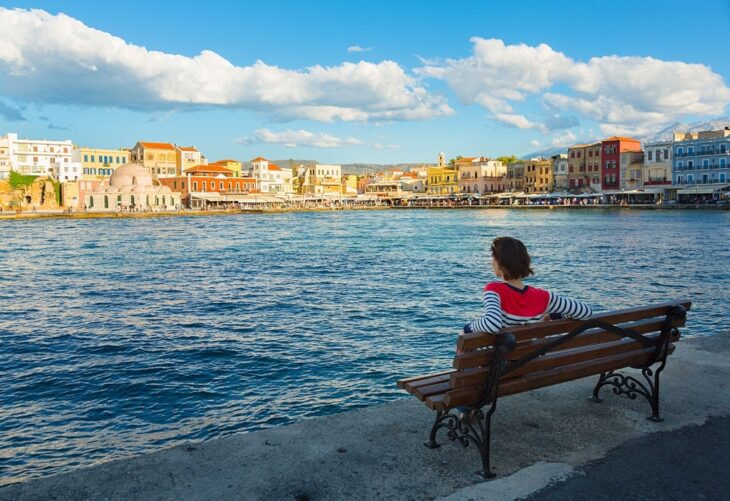 Vrouw kijkt naar de Oude Haven van Chania