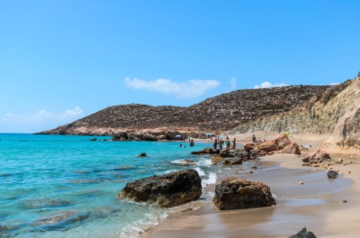 Der Strand von Argilos mit seinem klaren, türkisfarbenen Wasser und dem weißen Lehm]