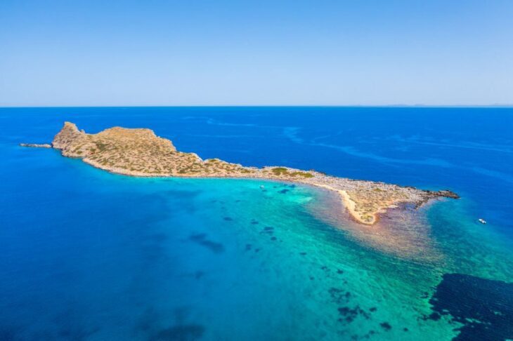 Die Insel Glaronisi in der Nähe des wunderschönen Strandes von Kolokitha