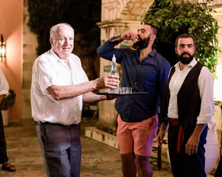 Raki trinken auf einer kretischen Hochzeit