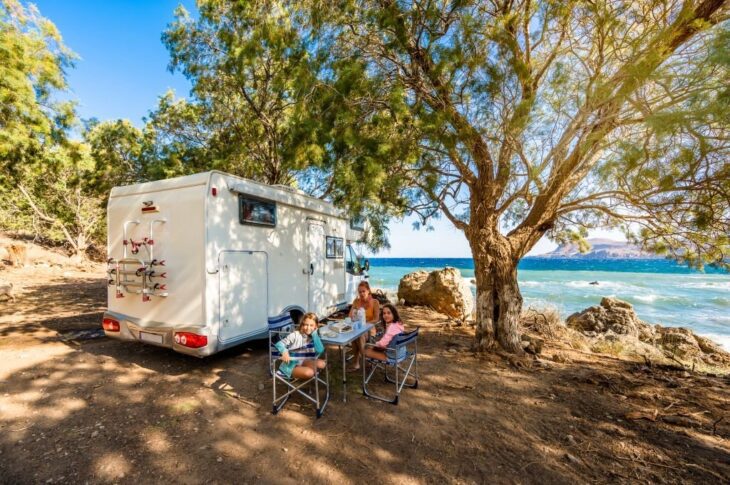 Famiglia in viaggio con un camper a Creta