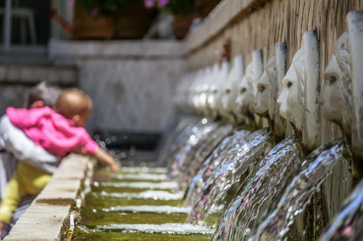 De fontein Kefalovryssi in Spili op Kreta