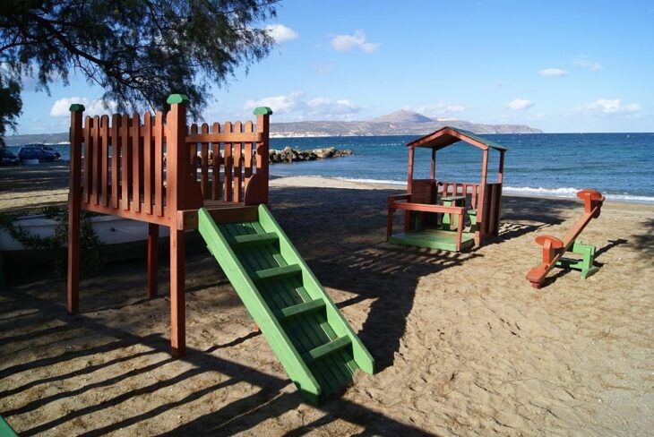 Spielplatz am Strand von Kalyves