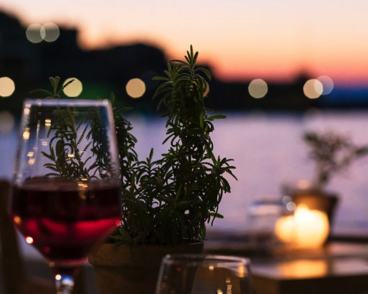 Glas Wein vor Sonnenuntergang