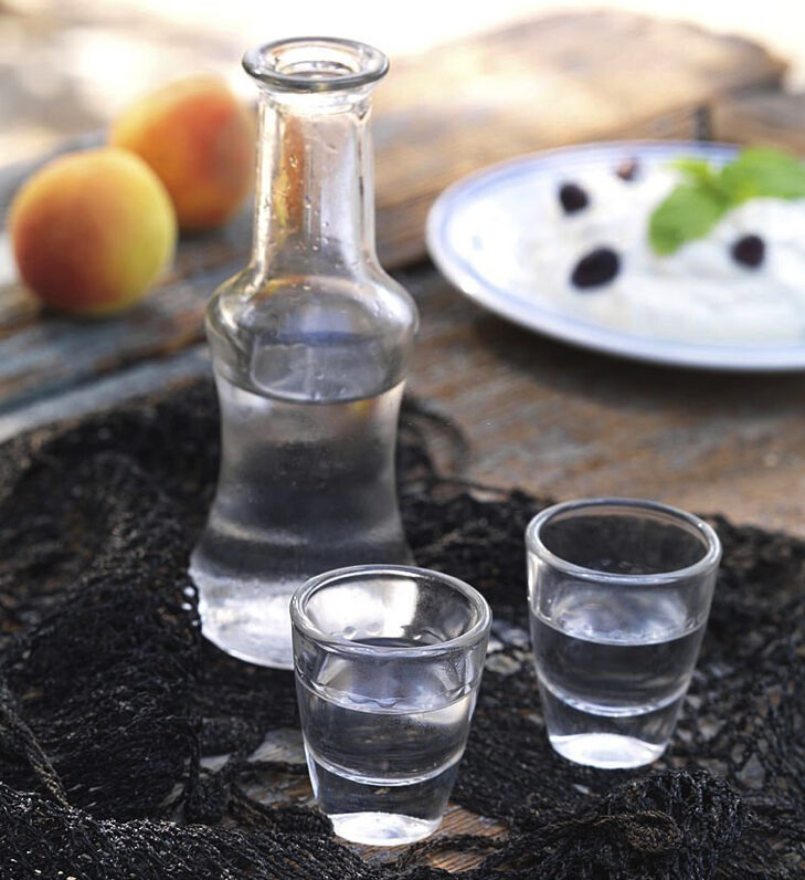 Kretische Raki-Flasche und Gläser