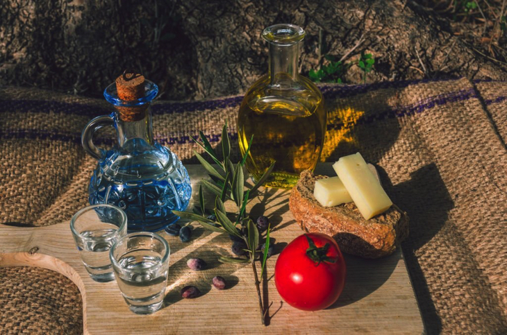 Raki mit Olivenöl und traditionellen Snacks