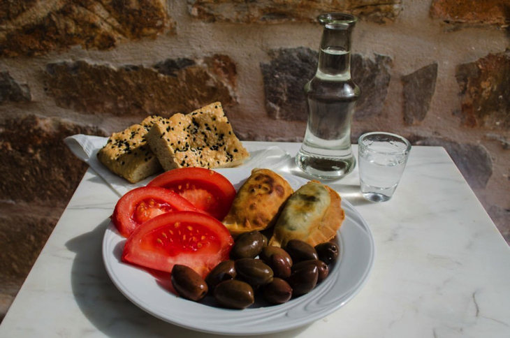 Raki met lokale meze