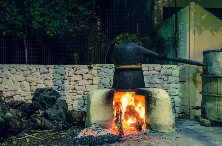 Traditionele distillatie van raki op Kreta