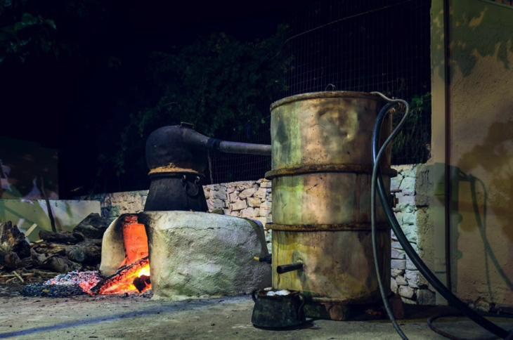 Distillazione tradizionale di raki a Creta