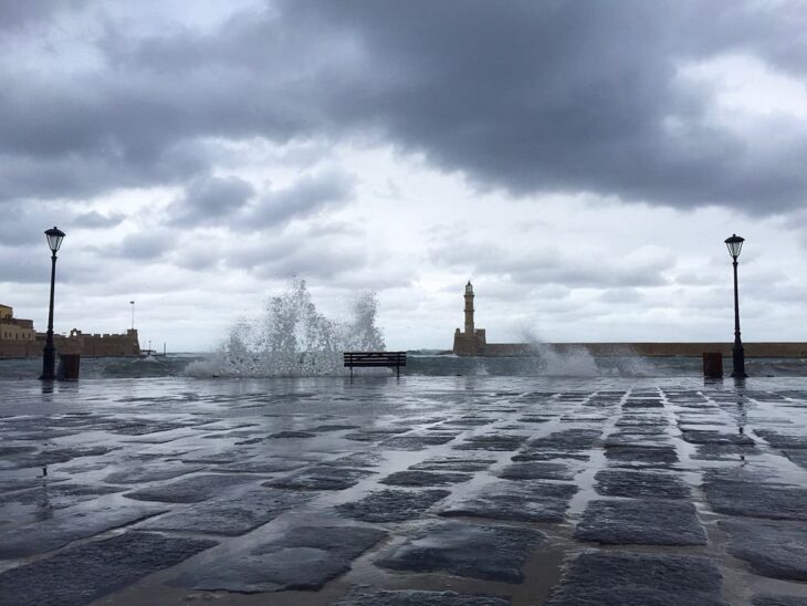 Regen und Sturm im Hafen von Chania