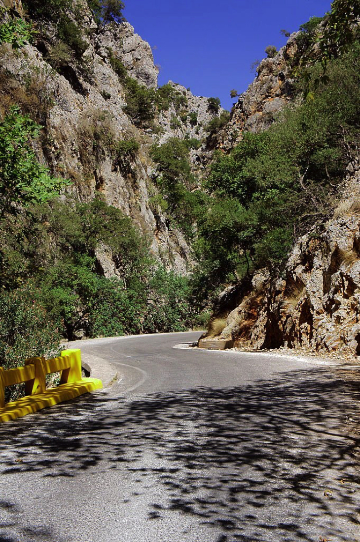 Road to Therisso Village