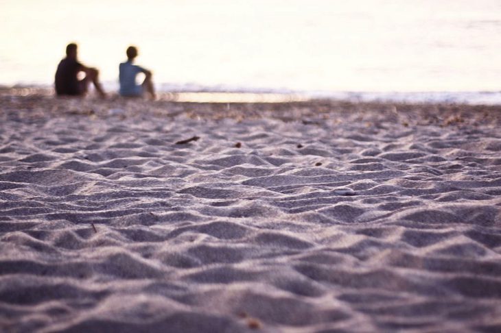 Gay-Paar am Strand