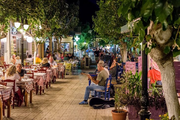 Straße bei Nacht in der Taverne im Dorf