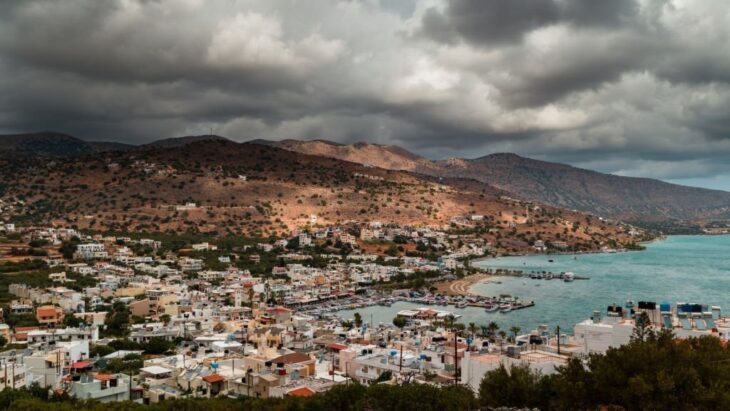 Stormachtige wolken en regen in Elounda