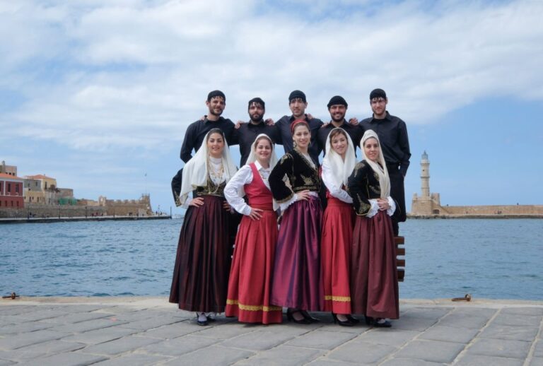 Traditionelle Folkloretänzer in Chania
