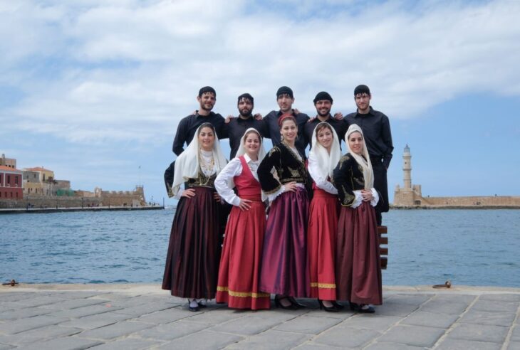 Traditionelle Folkloretänzerinnen in Chania