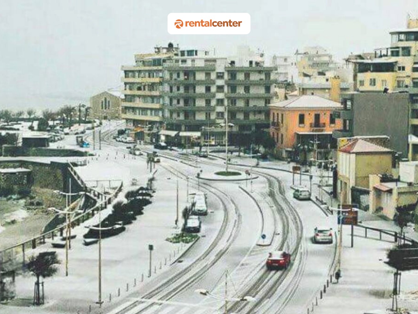 Straße am Hafen von Heraklion im Winter mit Schnee bedeckt