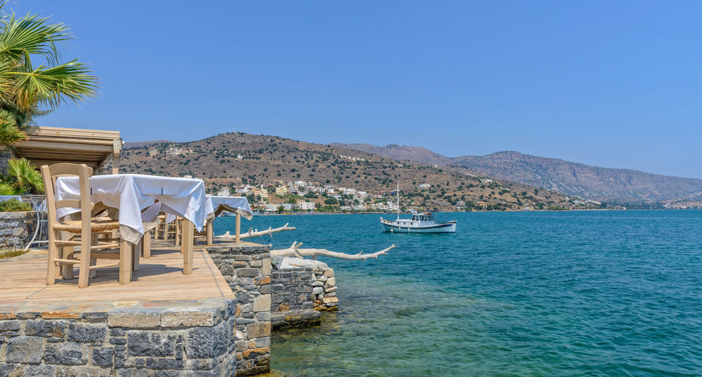 Ein gedeckter Tisch in lokalen Restaurants in Elounda