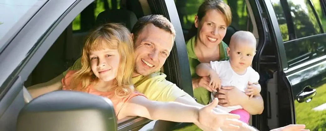 Gelukkige familie in een minibusje op vakantie op Kreta